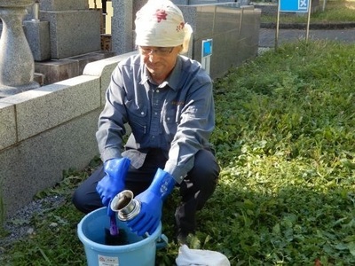 津田山墓地清掃中.jpg